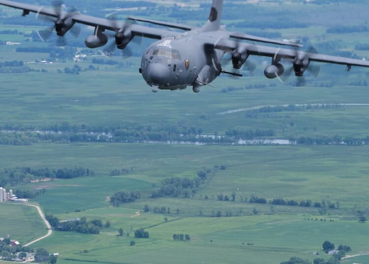 Qué se sabe de los aviones militares que EEUU alberga en El Salvador en medio de las crecientes tensiones en la región