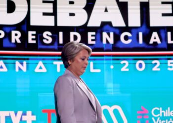 “Con ese nivel de improvisación es difícil”: Jara releva “contradicciones” de Kast en torno a materias laborales y de migración