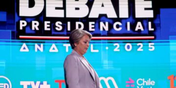 “Con ese nivel de improvisación es difícil”: Jara releva “contradicciones” de Kast en torno a materias laborales y de migración