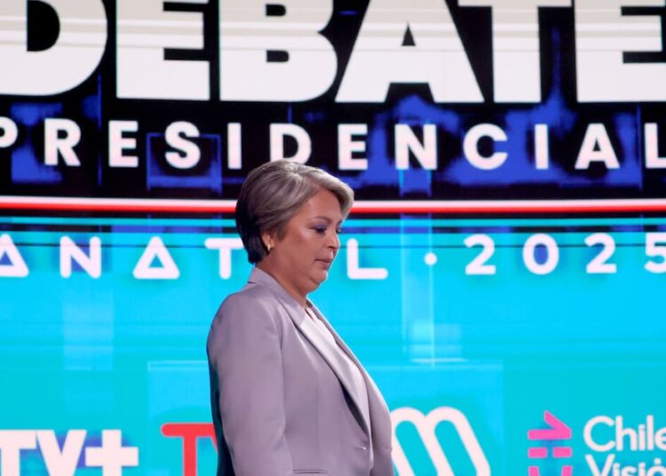 “Con ese nivel de improvisación es difícil”: Jara releva “contradicciones” de Kast en torno a materias laborales y de migración