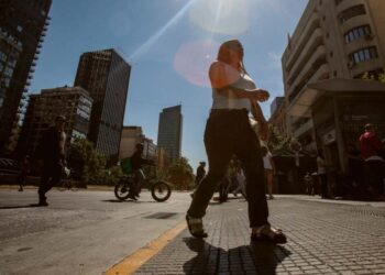 Meteorología emite aviso por altas temperaturas: afectará a cinco regiones