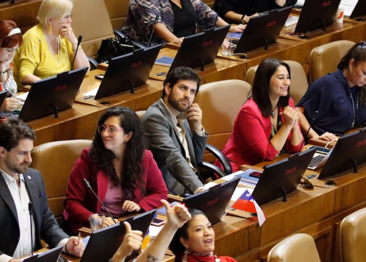 Felicitaciones a Kast por su “contundente” triunfo y llamados a analizar el desempeño del gobierno: legisladores oficialistas reaccionan a la derrota de Jeannette Jara