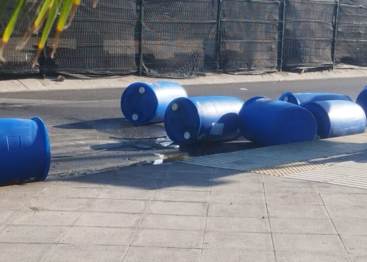 Declaran emergencia comunal en Quilpué por hallazgo de 46 bidones de ácido sulfónico en Lo Orozco