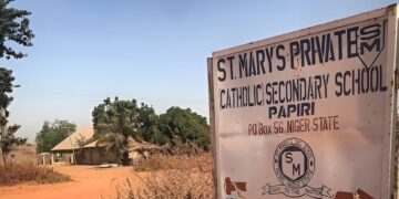 Rescatan a 130 estudiantes y profesores que seguían secuestrados en Nigeria