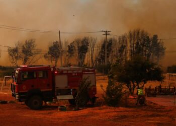 Atacan carro de bomberos que estaba combatiendo incendio forestal en la comuna de Maule: carabineros investiga el caso