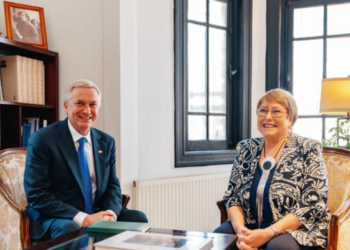 Cadem: 52% cree que Kast debiese respaldar la candidatura de Bachelet a la ONU