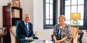 Cadem: 52% cree que Kast debiese respaldar la candidatura de Bachelet a la ONU