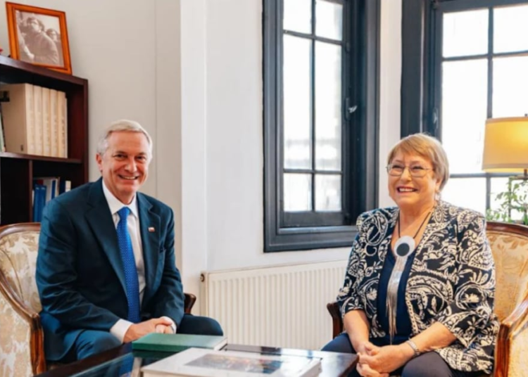 Cadem: 52% cree que Kast debiese respaldar la candidatura de Bachelet a la ONU