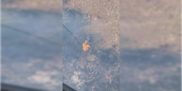 Rescatan a joven que realizaba senderismo en medio del incendio que afecta a Las Condes