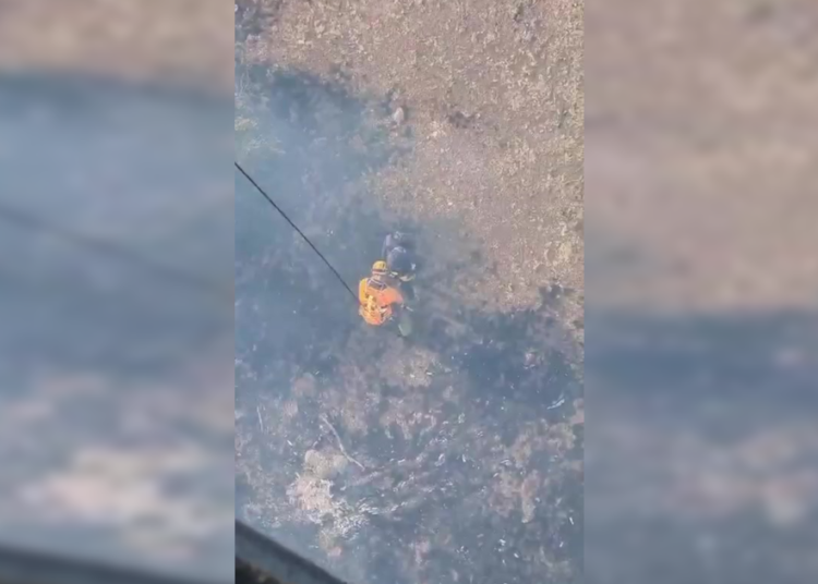 Rescatan a joven que realizaba senderismo en medio del incendio que afecta a Las Condes