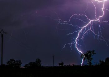 Decretan alerta roja en Melipeuco tras caída de rayo que provocó incendio en el Parque Nacional Conguillío