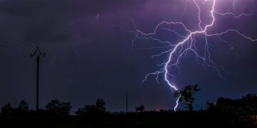 Decretan alerta roja en Melipeuco tras caída de rayo que provocó incendio en el Parque Nacional Conguillío