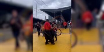 EFE respalda a guardia que le quitó bicicleta a pasajera en Biotren tras indignación por video viral