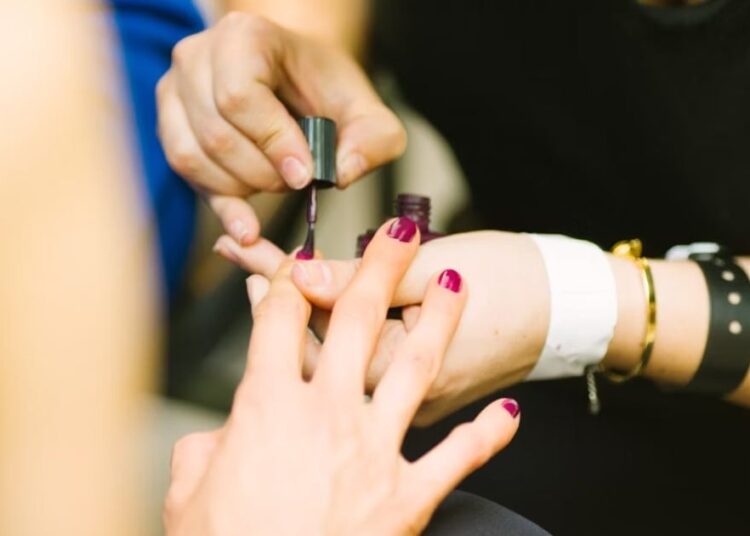 ISP ordena retiro de más de 30 esmaltes de uña por contener ingrediente prohibido por la Unión Europea por riesgo de cáncer