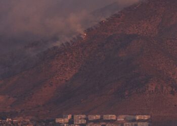 Incendio forestal en Las Condes supera las 970 hectáreas y se mantiene alerta amarilla comunal