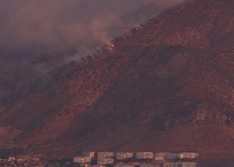 Incendio forestal en Las Condes supera las 970 hectáreas y se mantiene alerta amarilla comunal