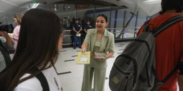 La primera de todas: el libro de Gabriela Mistral que se reparte gratis en el metro