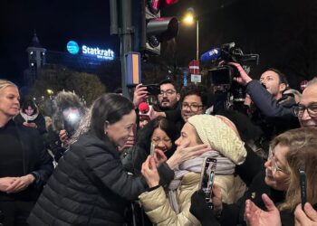 María Corina Machado saluda a sus seguidores después de llegar a Oslo