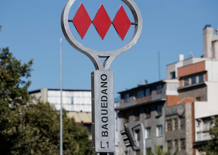 Metro cierra estaciones Baquedano y Universidad Católica por desórdenes en el exterior