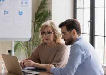 Manejo de equipos, redes de contacto y compromiso: las fortalezas del talento senior en las empresas