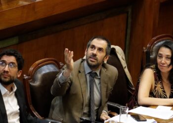 “Cheque sin fondos” e “irresponsabilidad fiscal grave”: parlamentarios de oposición reaccionan a avance al Senado de reajuste del sector público