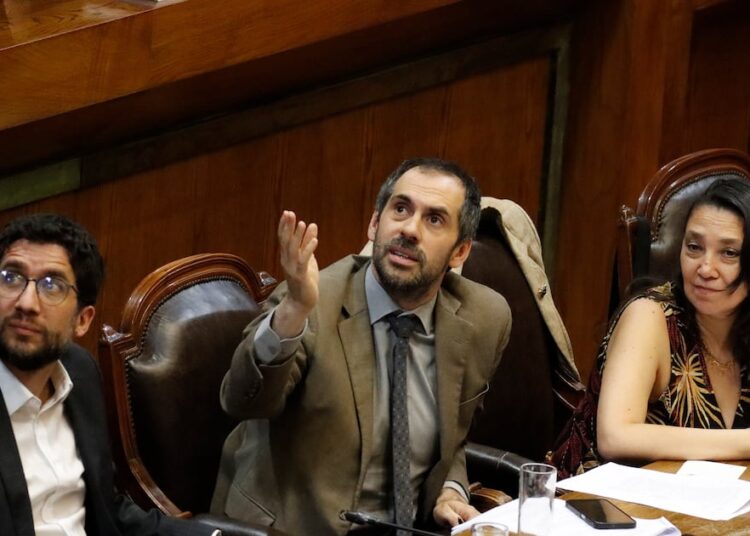 “Cheque sin fondos” e “irresponsabilidad fiscal grave”: parlamentarios de oposición reaccionan a avance al Senado de reajuste del sector público