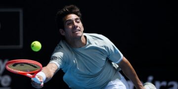 Accidentado estreno: Christian Garin cae en sets corridos ante el italiano Darderi y dice adiós al Abierto de Australia