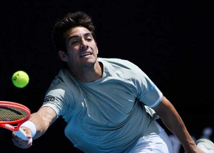 Accidentado estreno: Christian Garin cae en sets corridos ante el italiano Darderi y dice adiós al Abierto de Australia