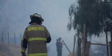 Denuncia por disparos obliga a retirar a Bomberos de incendio en Concepción y abre investigación policial