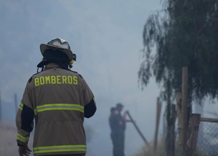Denuncia por disparos obliga a retirar a Bomberos de incendio en Concepción y abre investigación policial