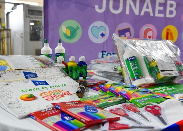 Junaeb detalla próxima entrega útiles escolares: ¿Cuáles son los requisitos para recibirlos?