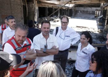 Gobernadores de Ñuble y Biobío afirman que “exceso de burocracia” retrasa la entrega de ayuda a afectados por incendios