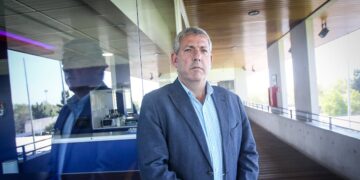 Bethia sigue vendiendo acciones de Falabella y participación en la firma cae del 4%