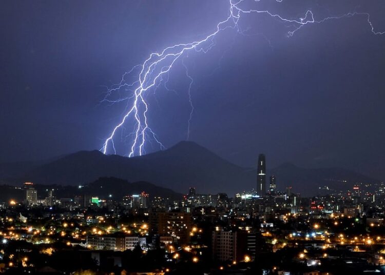 Tormentas eléctricas en la Región Metropolitana: declaran alerta preventiva para diez comunas