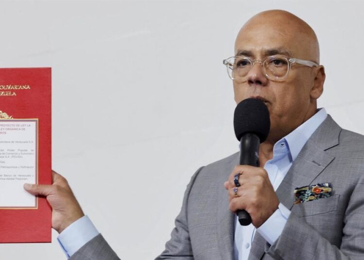 Parlamento de Venezuela aprueba ley de hidrocarburos y abre explotación petrolera a privados