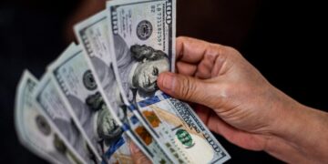 El dólar se recupera de mínimos de fines de 2023 mientras el cobre pierde los US$ 6