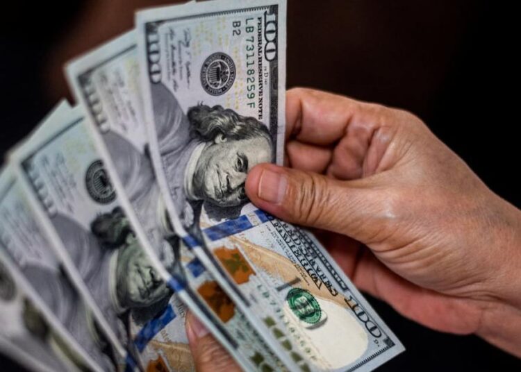 El dólar se recupera de mínimos de fines de 2023 mientras el cobre pierde los US$ 6