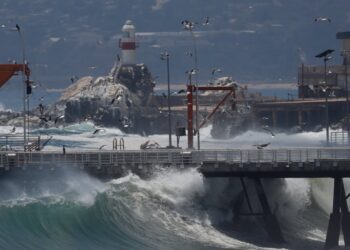 Emiten aviso de marejadas desde Corral hasta Los Vilos y Juan Fernández
