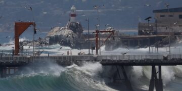 Emiten aviso de marejadas desde Corral hasta Los Vilos y Juan Fernández