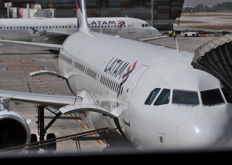 Evacuan a pasajeros desde vuelo con destino a Antofagasta por aviso de bomba en Aeropuerto de Santiago