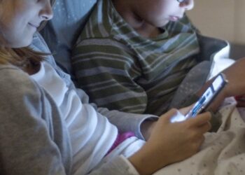 Francia aprueba prohibir el acceso a redes sociales a menores de 15 años