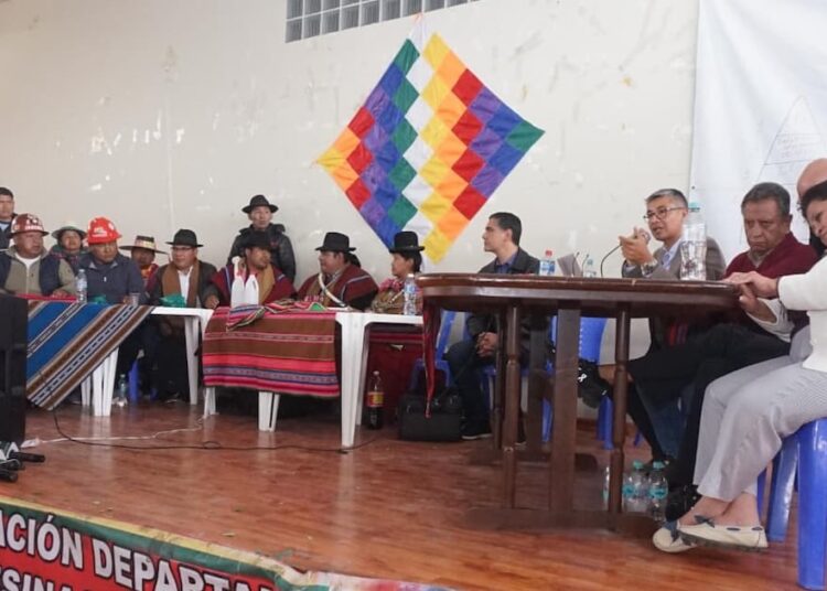 Gobierno de Bolivia alcanza acuerdo con principal organización gremial para levantar los bloqueos y mantener el subsidio a los combustibles