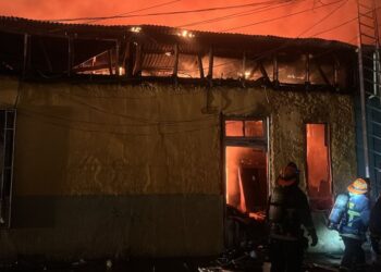 Incendio consume cité en Santiago Centro y amenaza con propagarse a otras viviendas: vecinos fueron evacuados