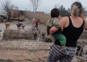 Joven madre denuncia que la ayuda no está llegando a las personas afectadas por la tragedia en Penco