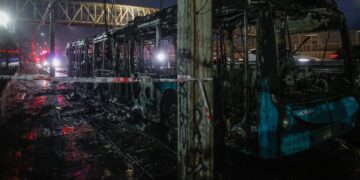 Queman dos buses en Pudahuel en aniversario de muerte de barrista de Colo Colo atropellado por Carabineros
