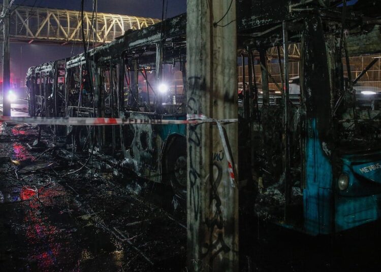 Queman dos buses en Pudahuel en aniversario de muerte de barrista de Colo Colo atropellado por Carabineros