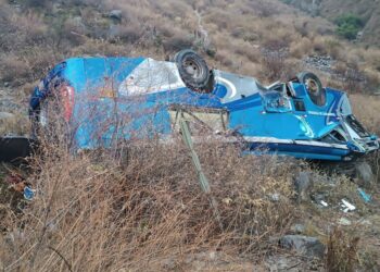Tres muertos y más de 20 heridos deja caída de un bus a un acantilado al sur de Perú