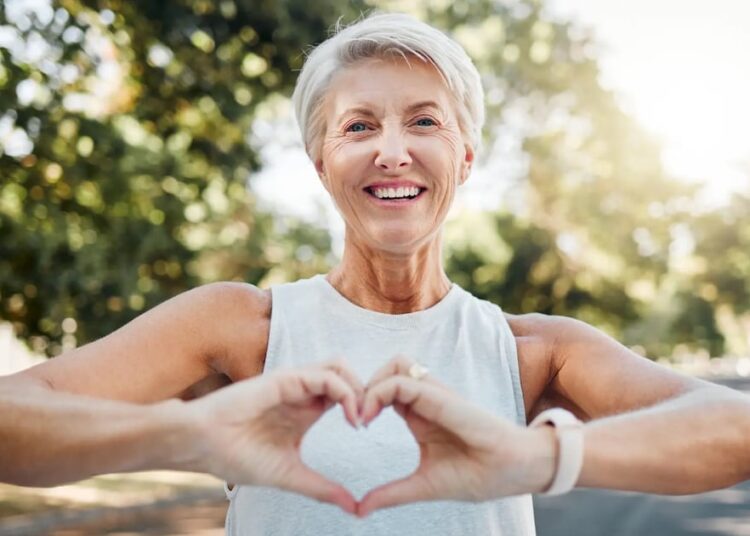 6 hábitos saludables que ayudan a retrasar el envejecimiento, según un especialista en cerebro de Harvard