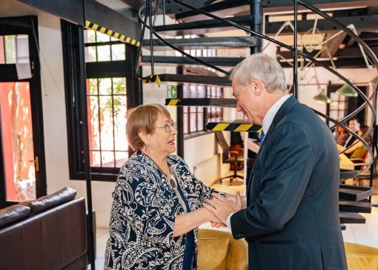 Cadem: 49% cree que Kast debe mantener apoyo a la candidatura de Bachelet a la ONU