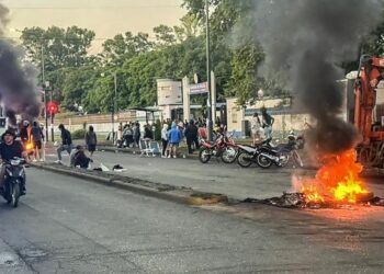 Miembros de la Policía de Rosario se manifiestan en reclamo por mejores condiciones salariales y laborales
